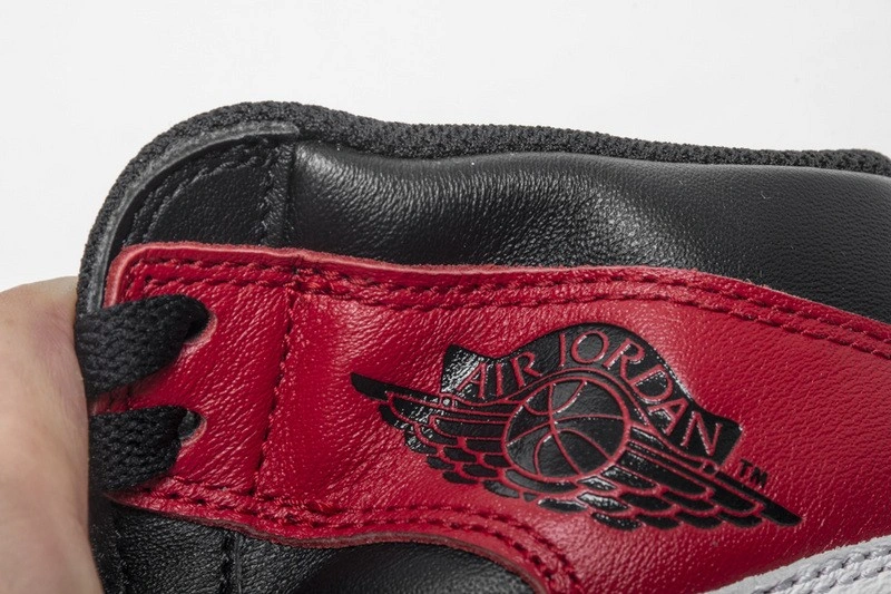 Air Jordan 1 Retro High OG Black Toe 555088-125
