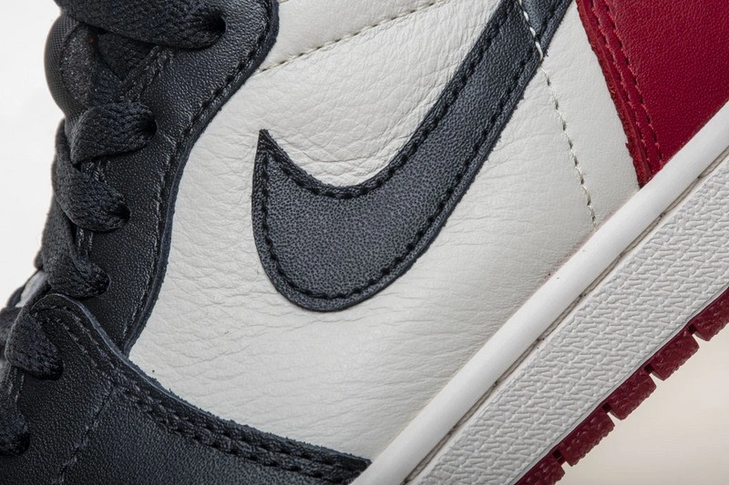 Air Jordan 1 Retro High OG Bred Toe 555088-610