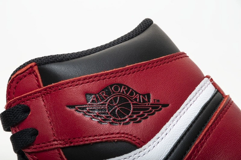 Air Jordan 1 Retro High OG Chicago 555088-101