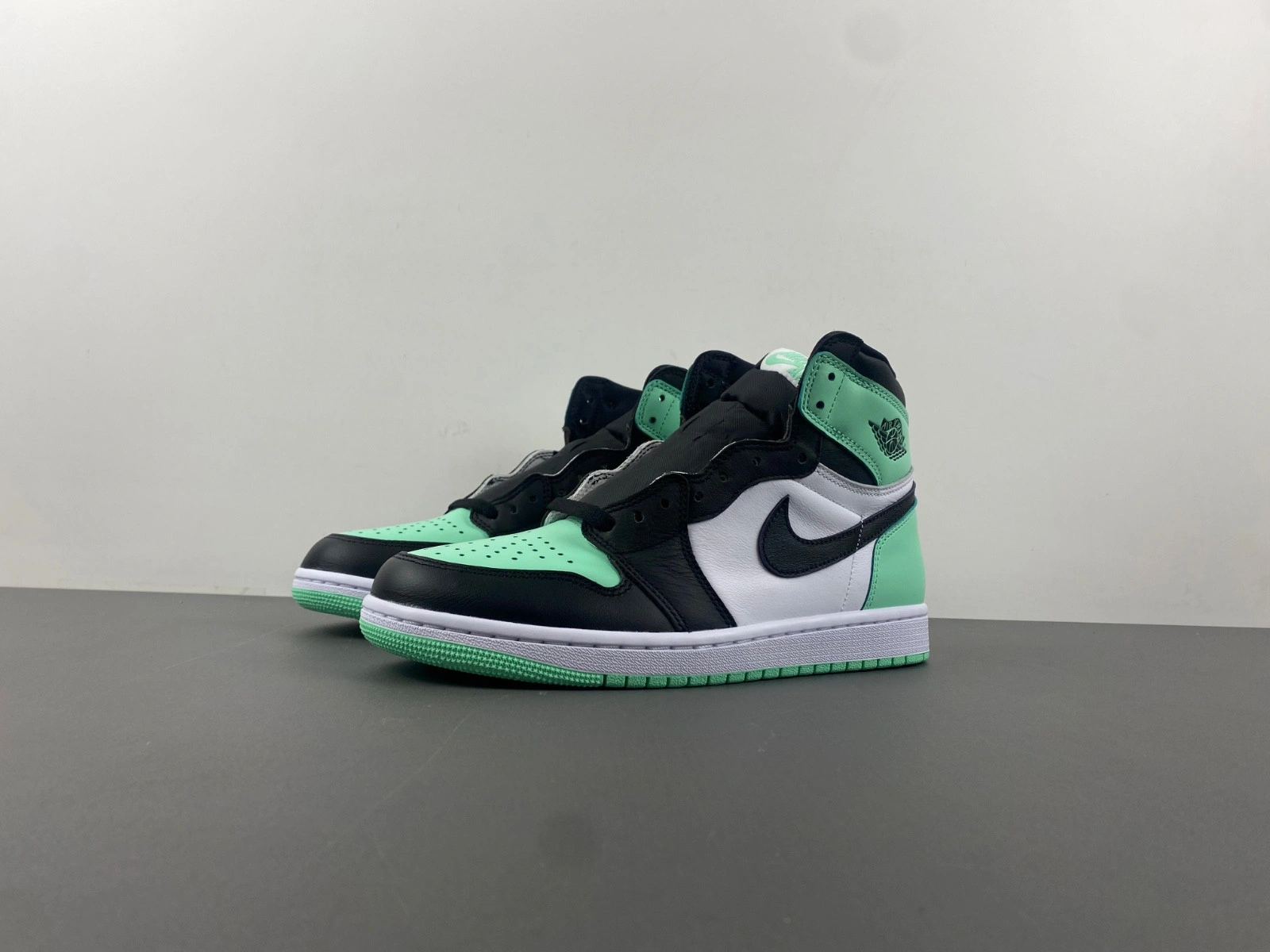 Air Jordan 1 Retro High OG Green Glow DZ5485-130