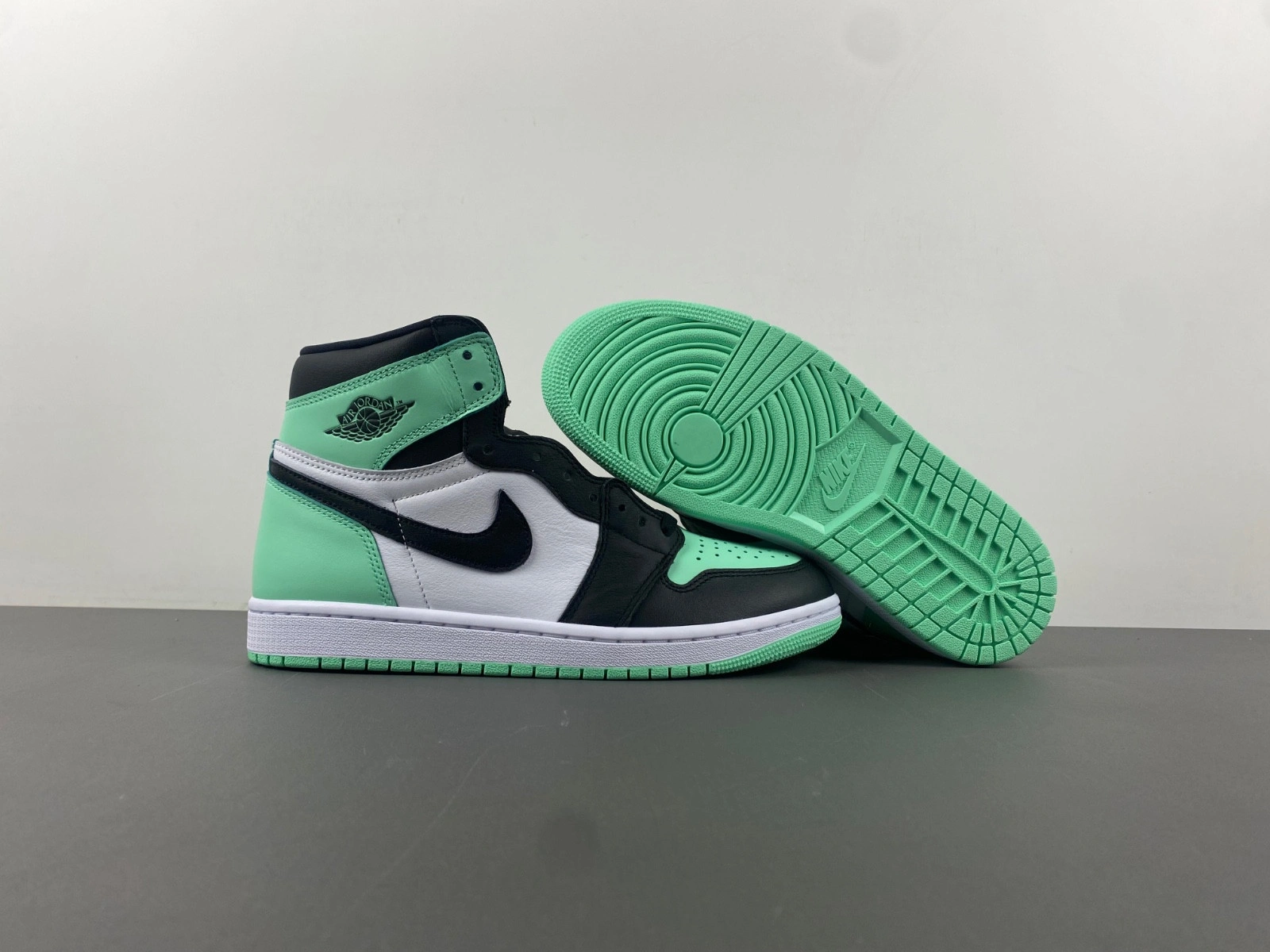 Air Jordan 1 Retro High OG Green Glow DZ5485-130