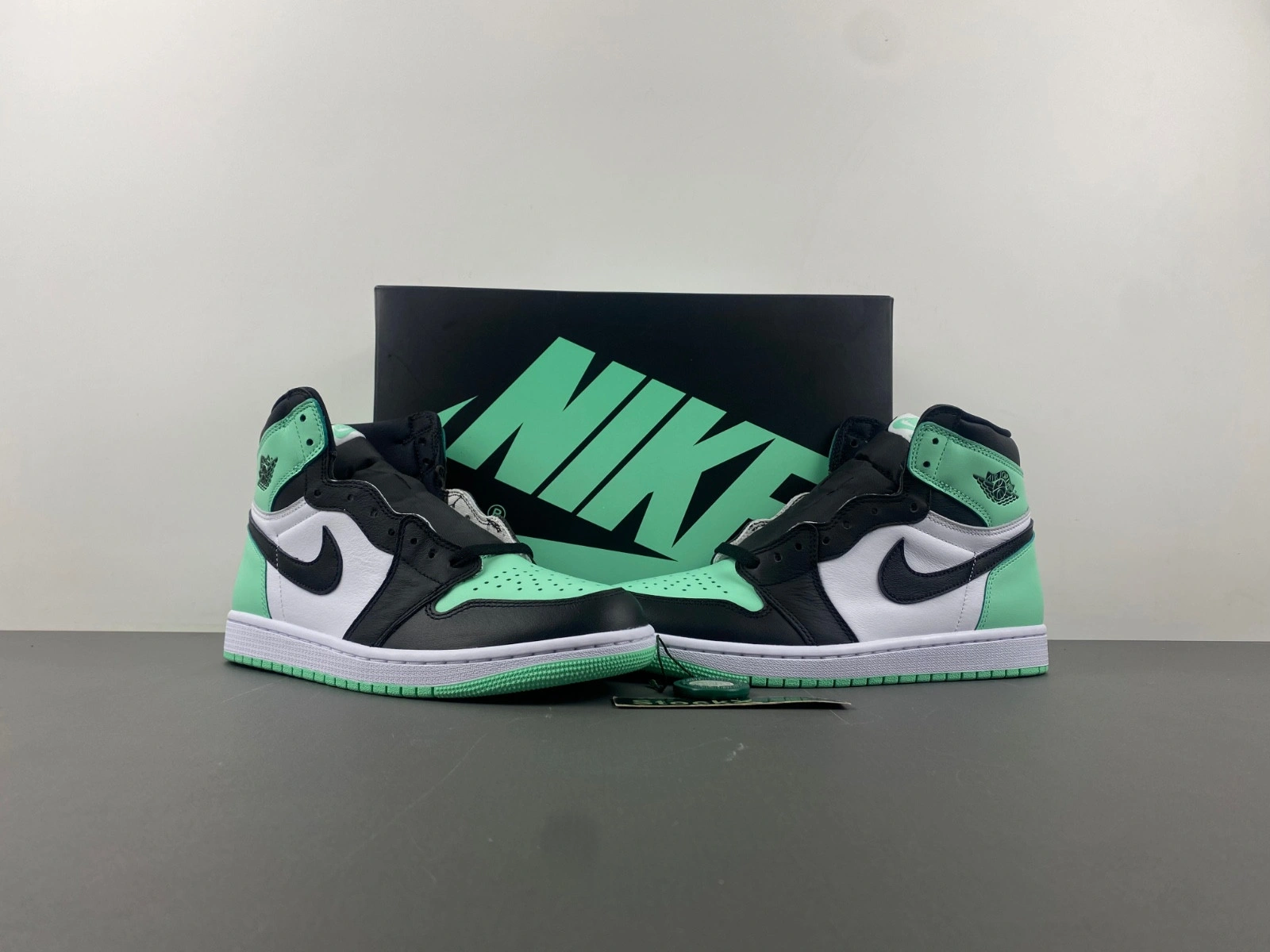 Air Jordan 1 Retro High OG Green Glow DZ5485-130