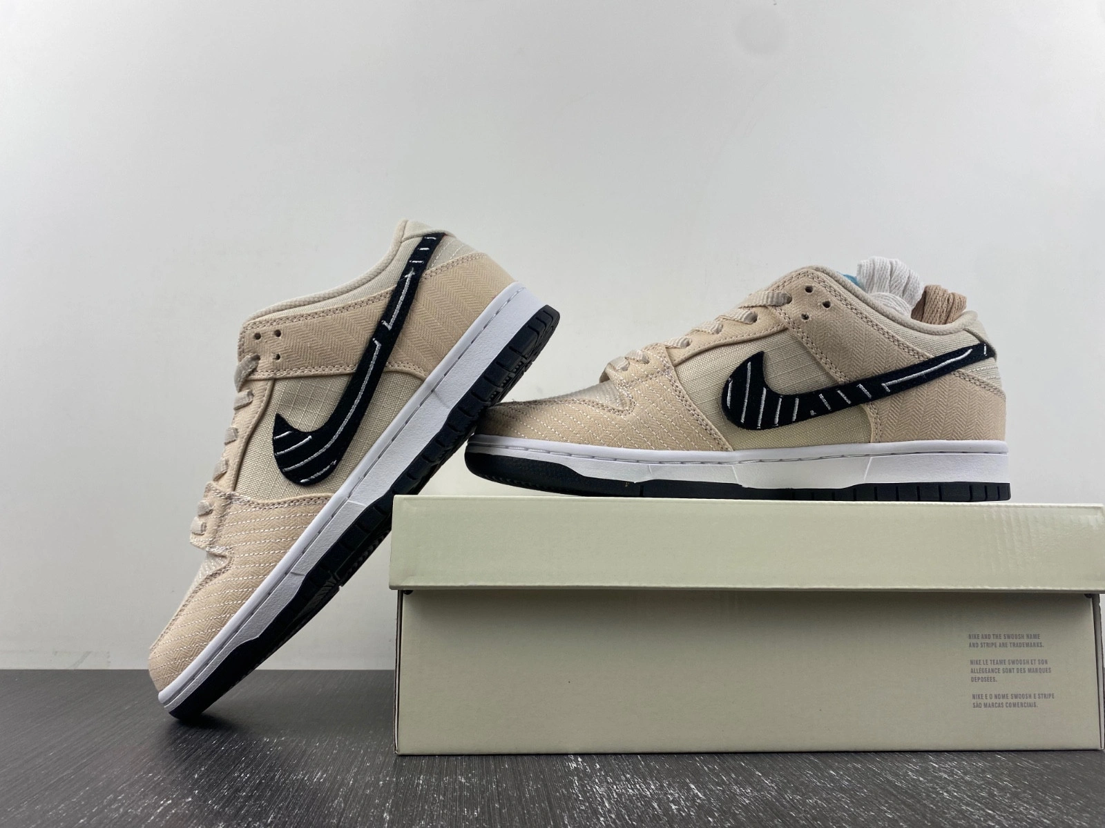 Albino & Preto x Nike Dunk SB Low  FD2627-200