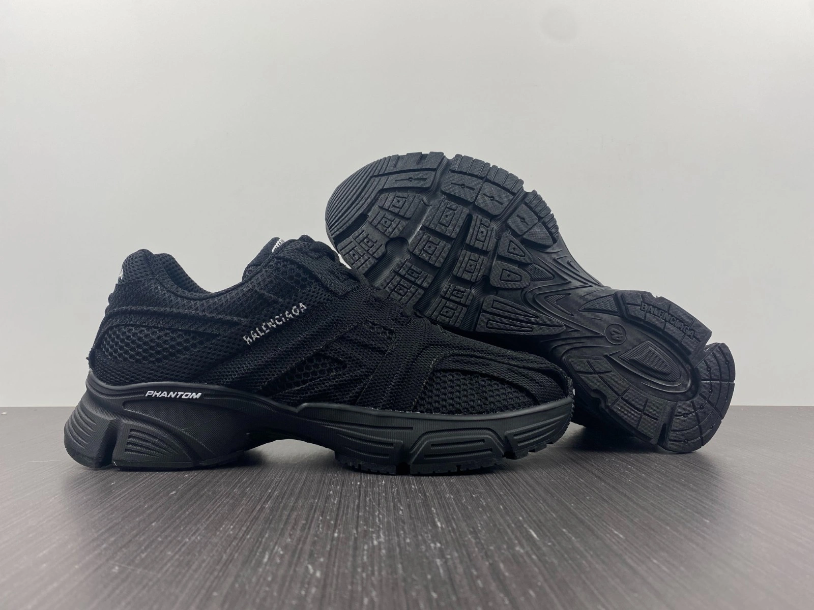 BALENCIAGA  MEN'S PHANTOM SNEAKER IN BLACK  678869W2E921000