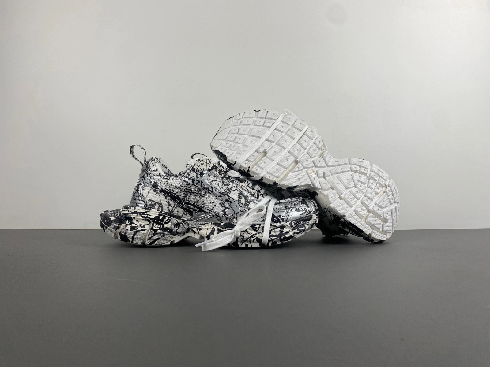 BALENCIAGA 3xl Extreme Graffiti Sneaker in White black