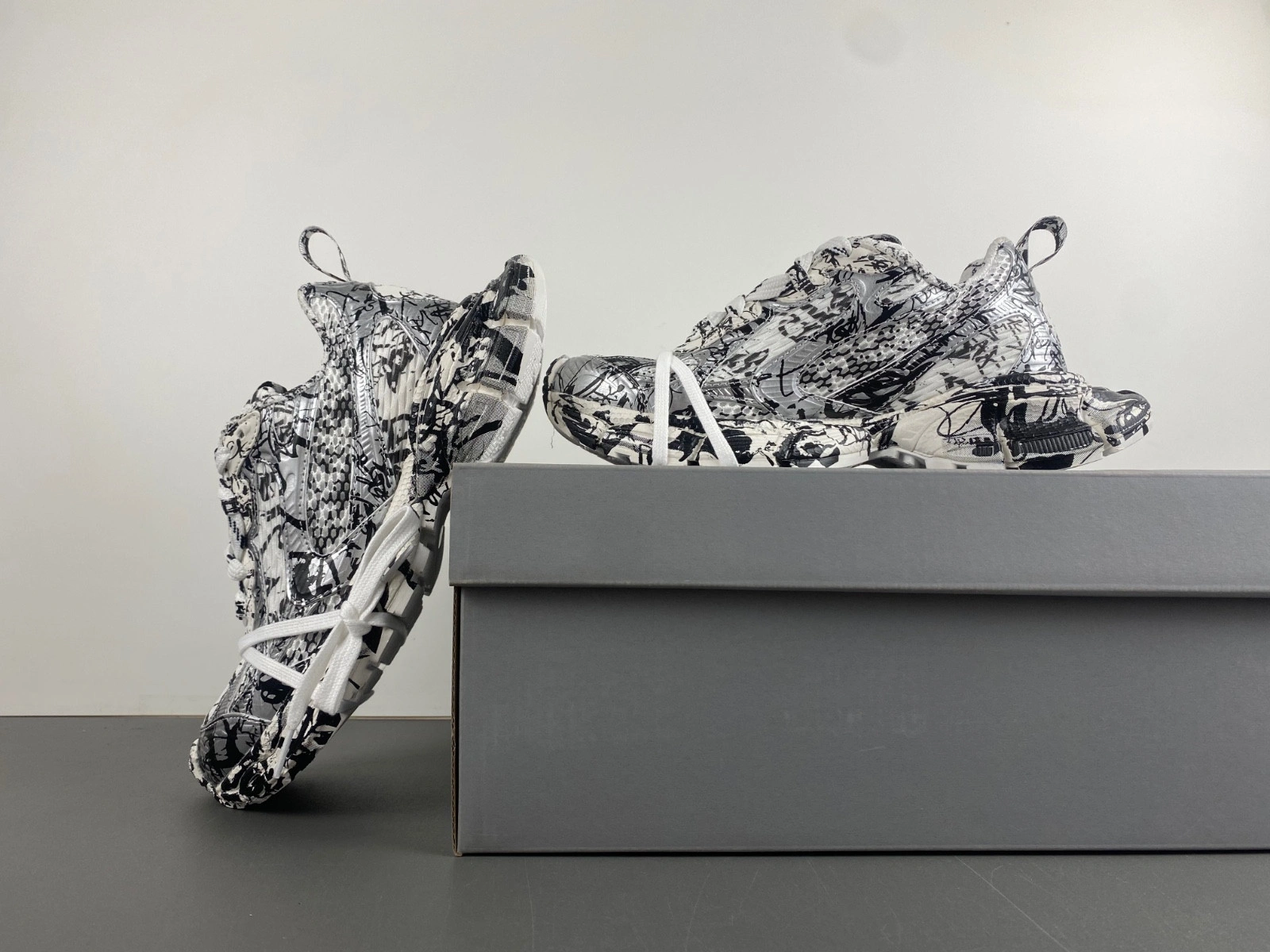 BALENCIAGA 3xl Extreme Graffiti Sneaker in White black
