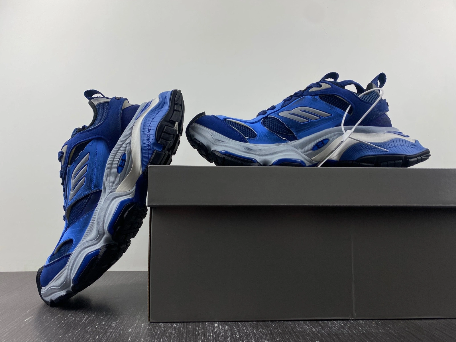 BALENCIAGA MEN'S CARGO SNEAKER