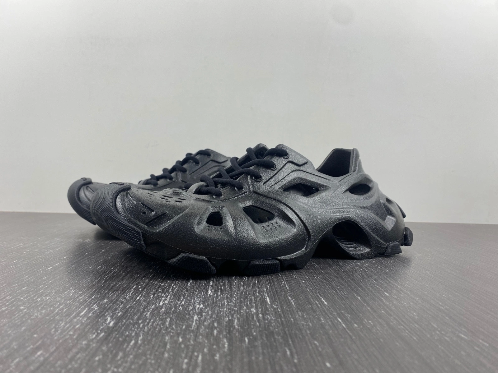 Balenciaga  MEN'S HD LACE-UP SNEAKER
