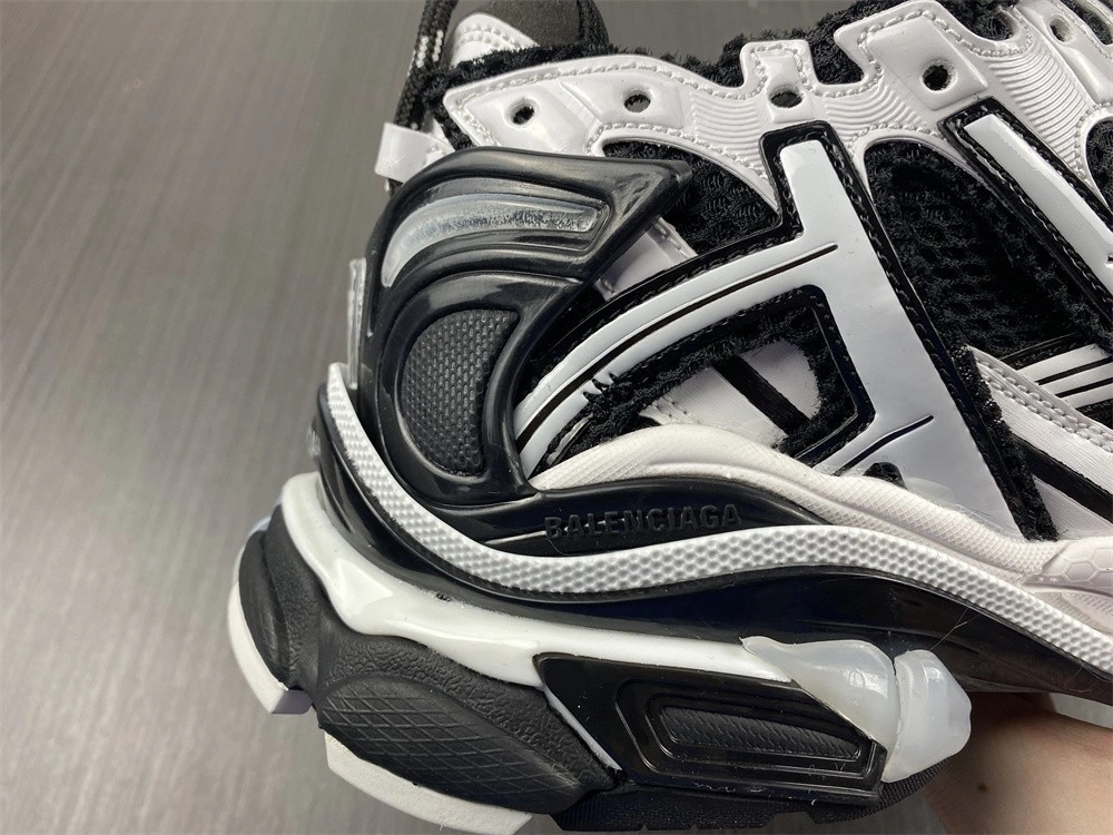 Balenciaga  RUNNER SNEAKER   677403W3RB29010