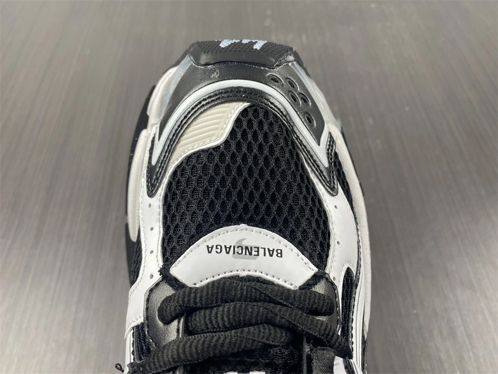 Balenciaga  RUNNER SNEAKER   677403W3RB29010