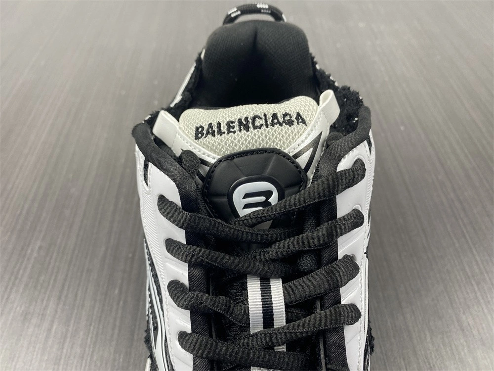 Balenciaga  RUNNER SNEAKER   677403W3RB29010