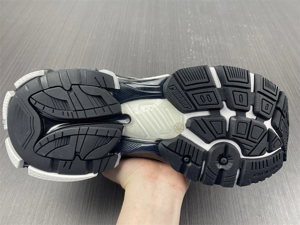 Balenciaga  RUNNER SNEAKER   677403W3RB29010