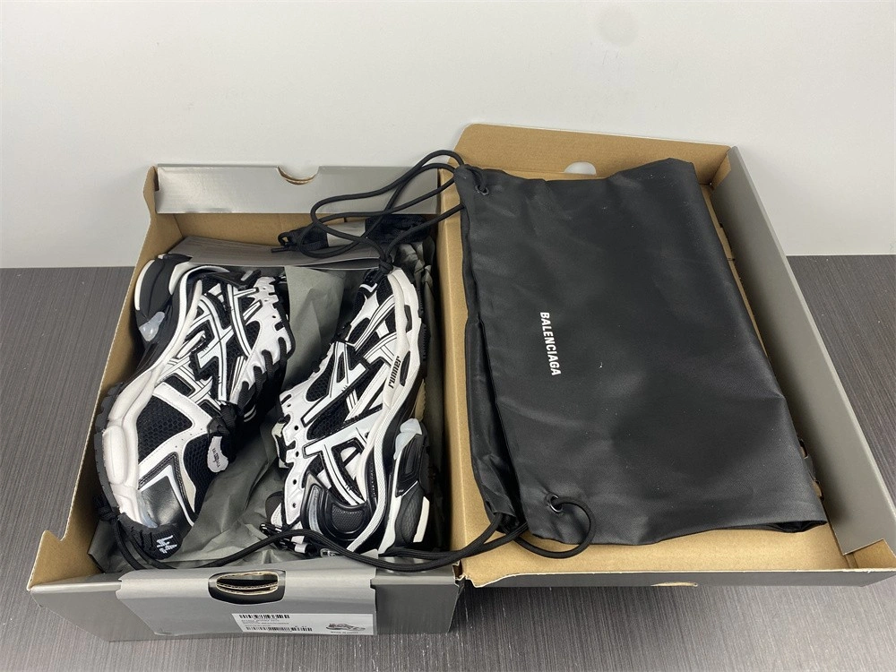 Balenciaga  RUNNER SNEAKER   677403W3RB29010