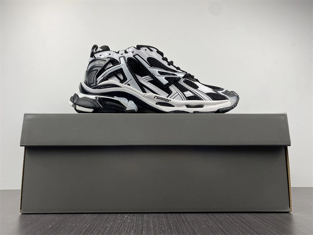 Balenciaga  RUNNER SNEAKER   677403W3RB29010