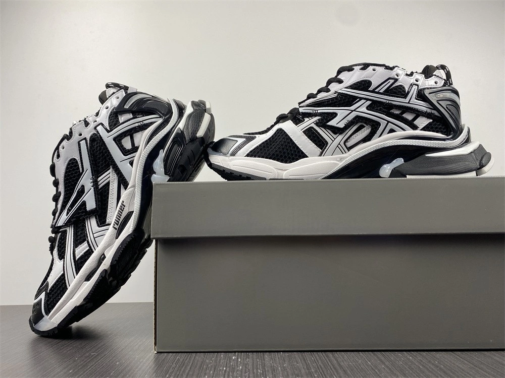 Balenciaga  RUNNER SNEAKER   677403W3RB29010