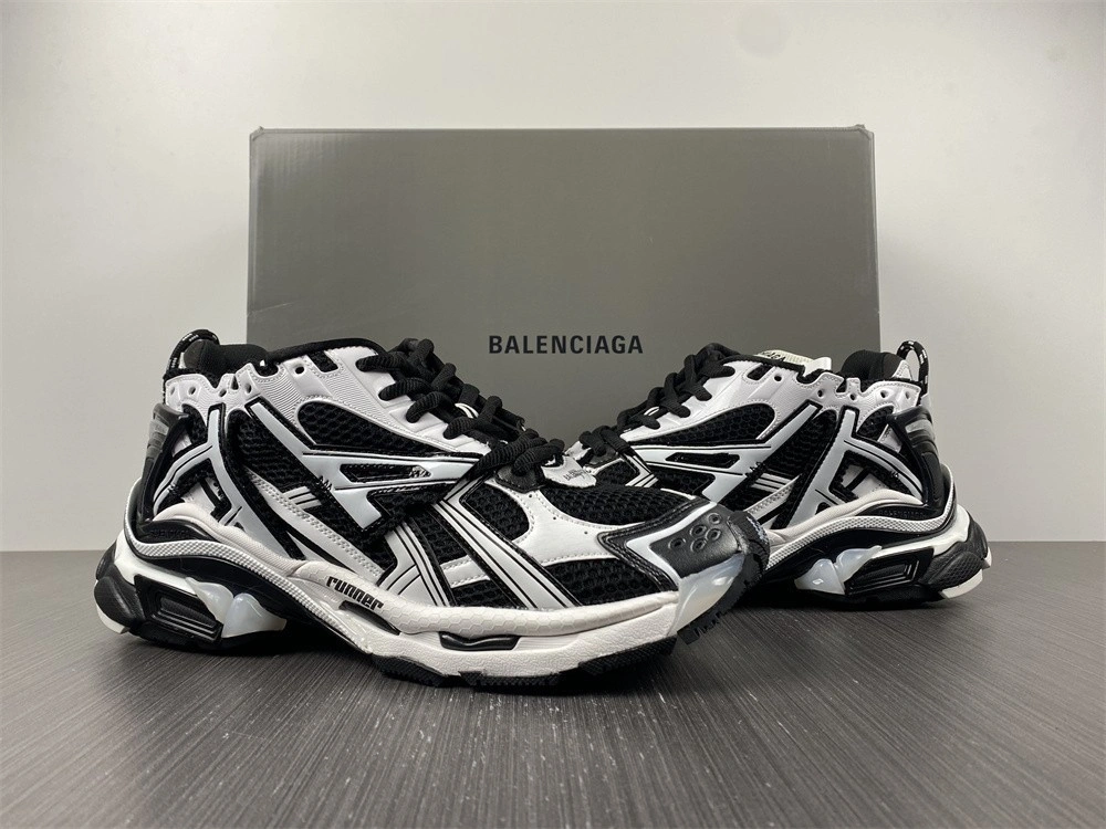 Balenciaga  RUNNER SNEAKER   677403W3RB29010