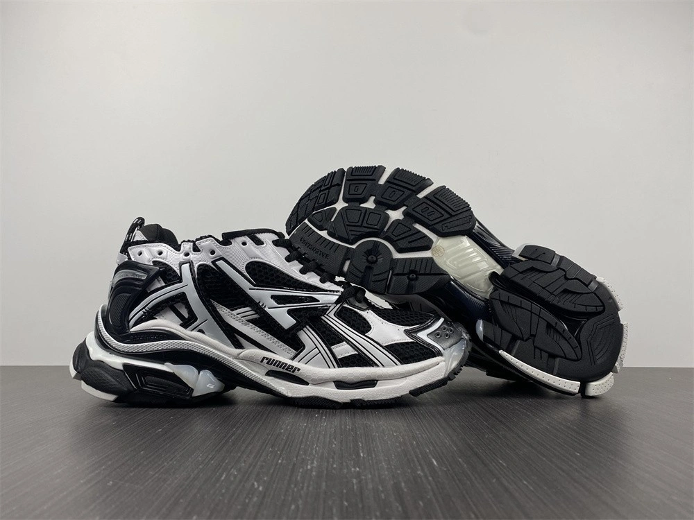 Balenciaga  RUNNER SNEAKER   677403W3RB29010