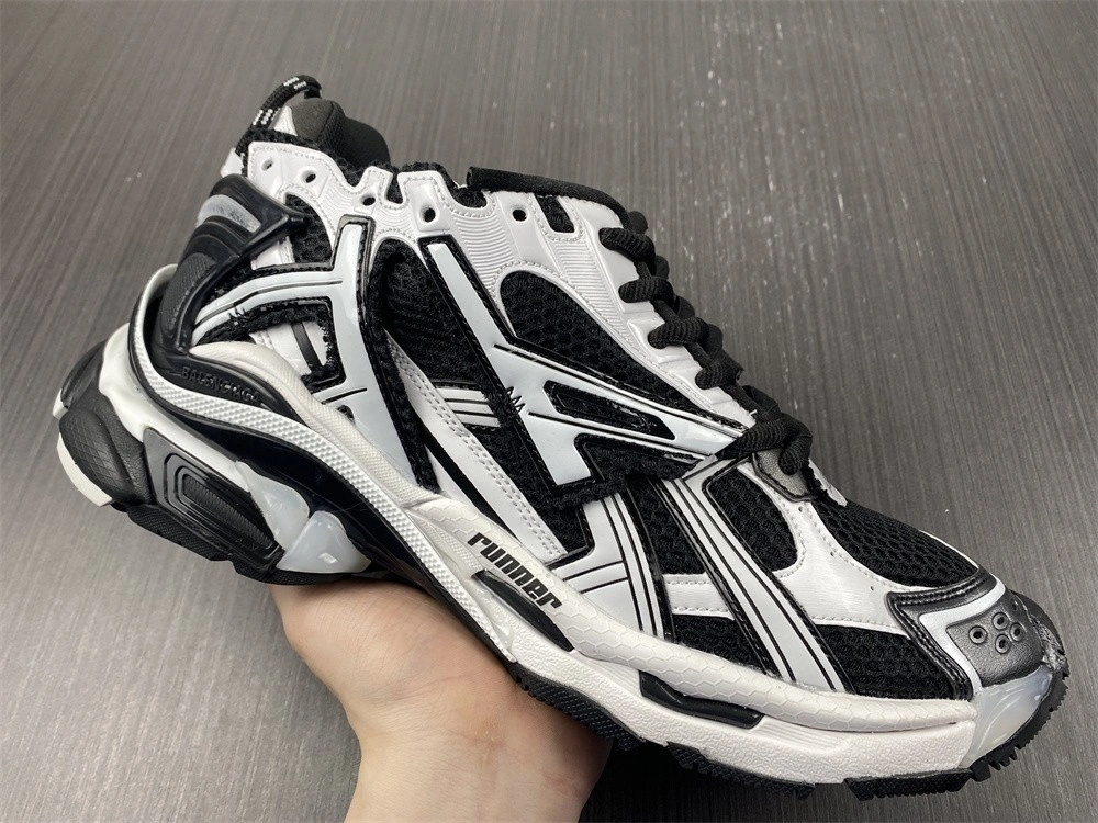 Balenciaga  RUNNER SNEAKER   677403W3RB29010