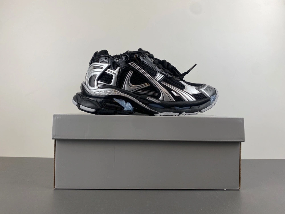 Balenciaga  Runner Sneaker  772774 W3RNY 0322