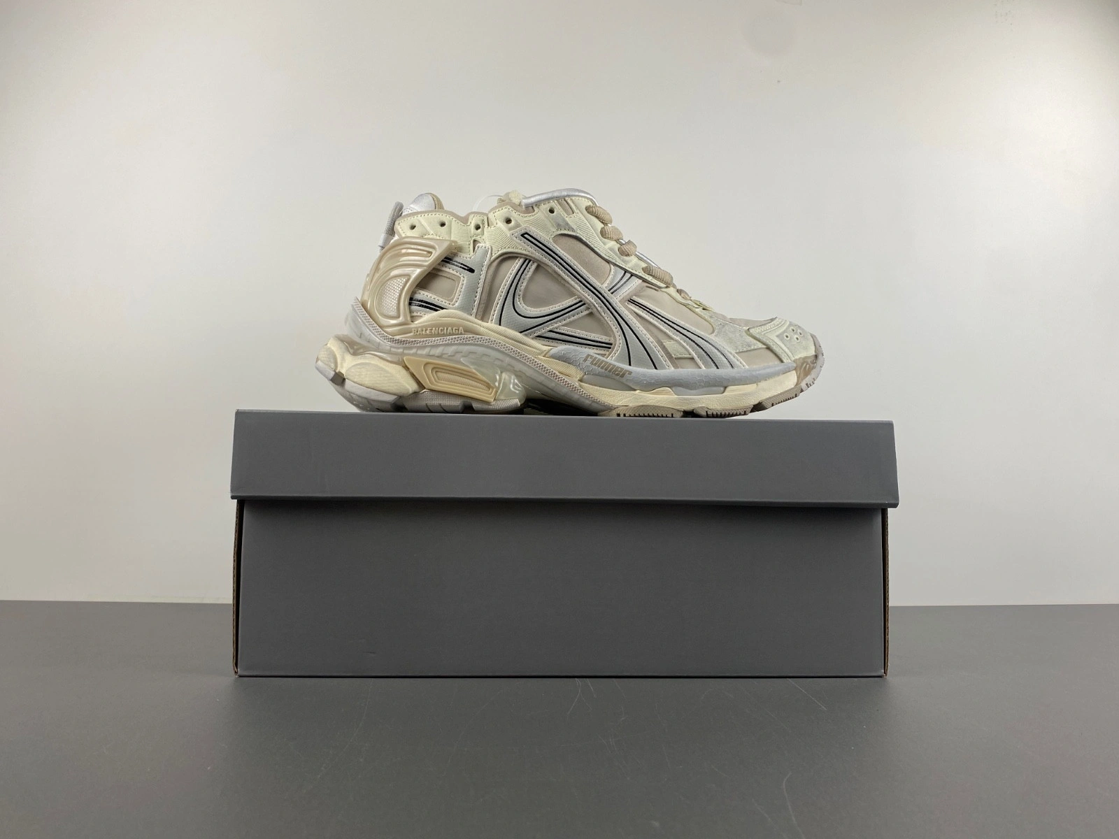 Balenciaga  Runner Sneaker in BEIGE WHITE BLACK