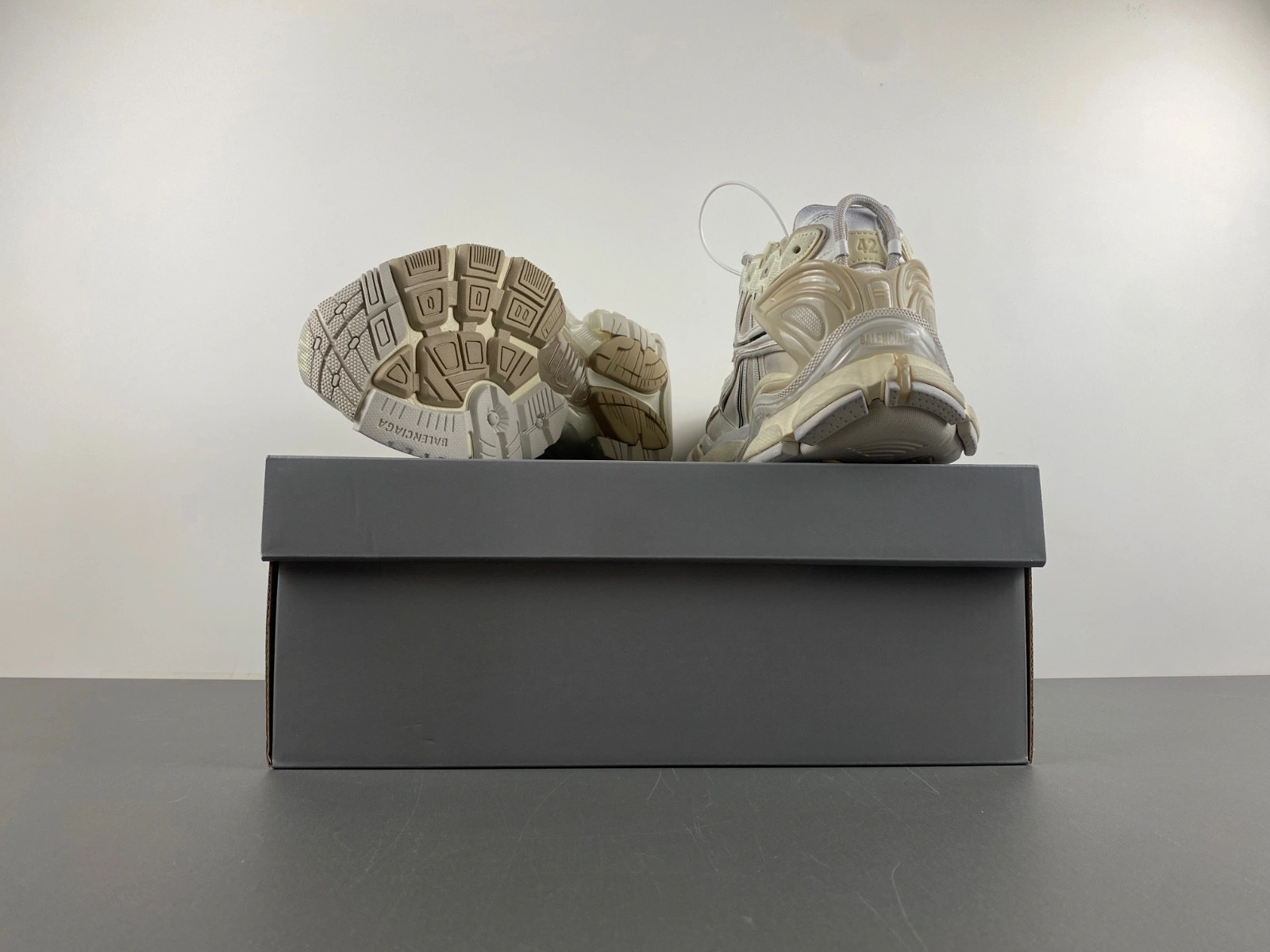 Balenciaga  Runner Sneaker in BEIGE WHITE BLACK