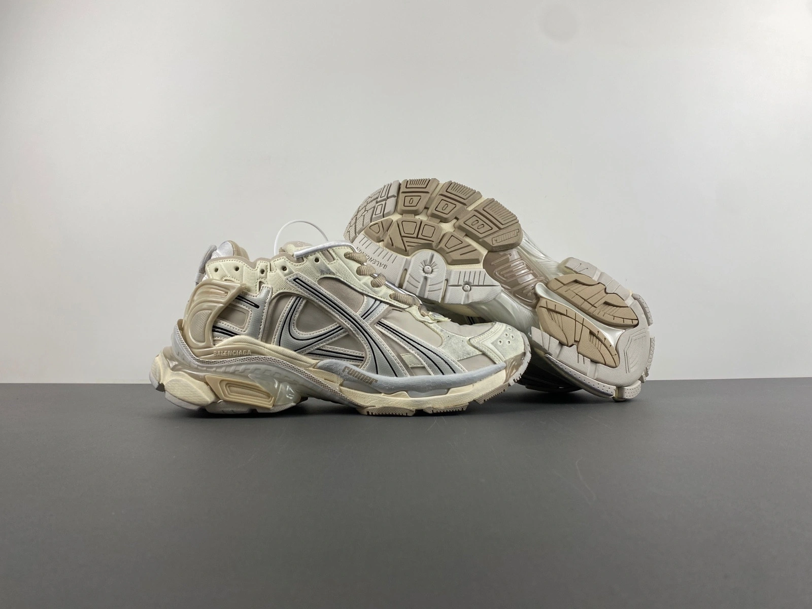 Balenciaga  Runner Sneaker in BEIGE WHITE BLACK