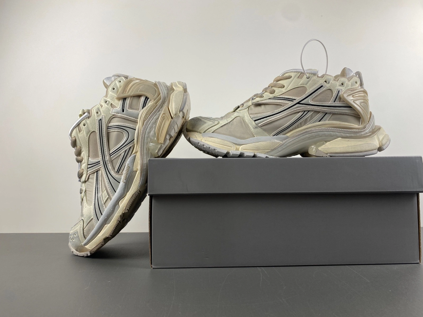 Balenciaga  Runner Sneaker in BEIGE WHITE BLACK