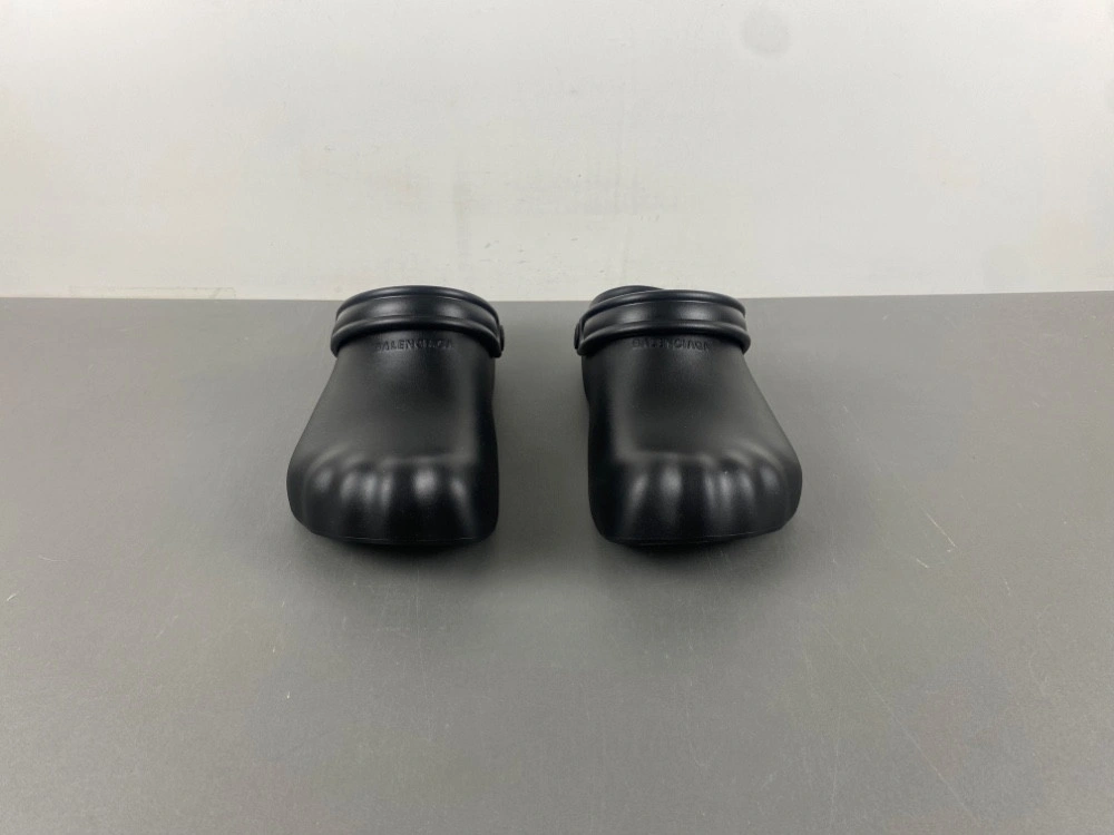 Balenciaga  Sunday Mule in Black