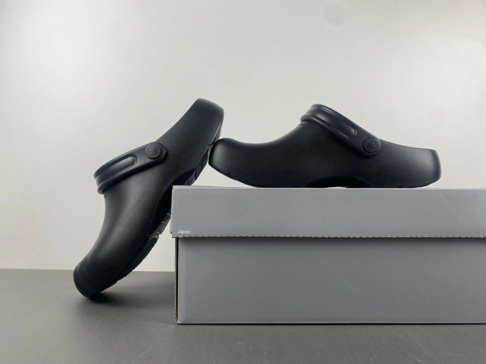 Balenciaga  Sunday Mule in Black