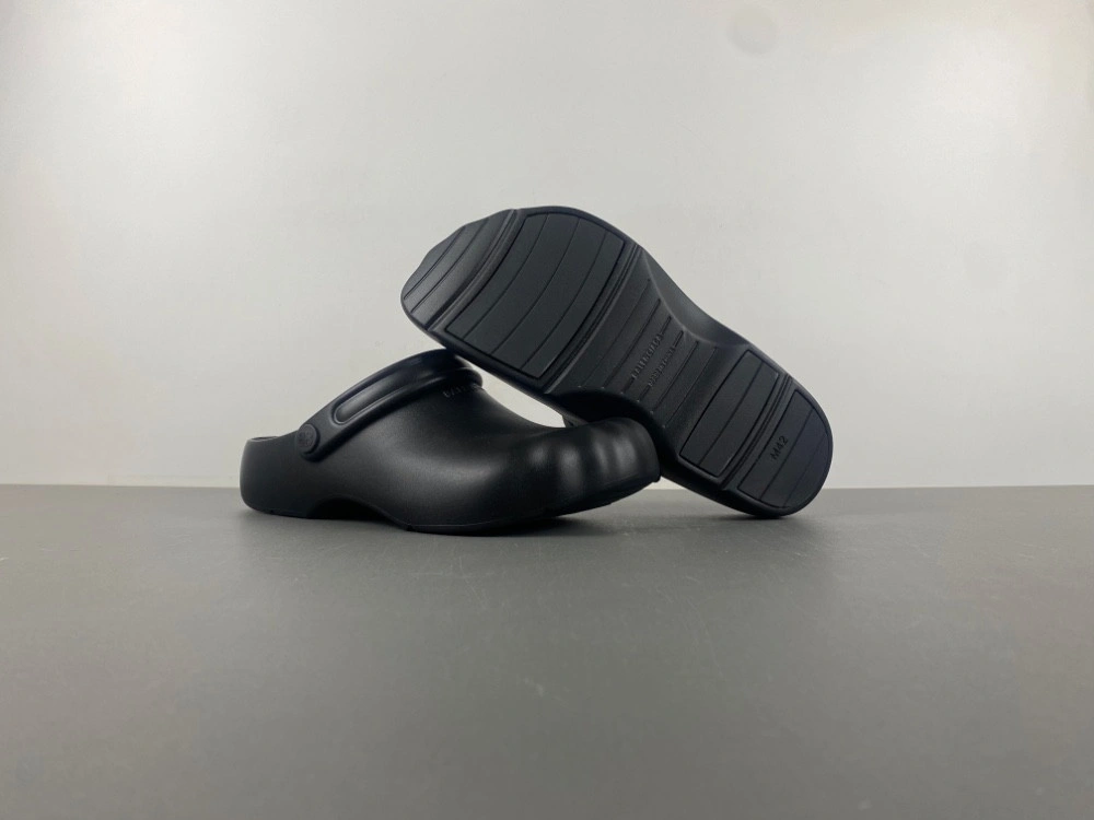 Balenciaga  Sunday Mule in Black