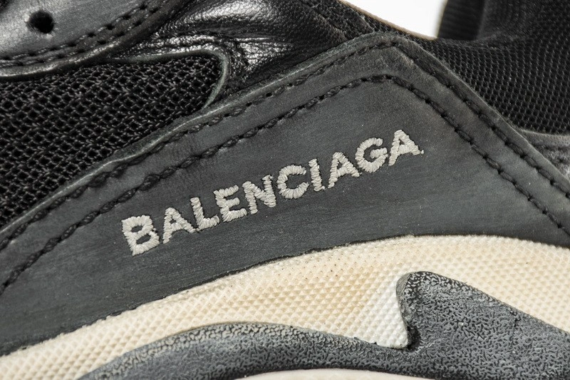 Balenciaga Triple S  533882W09011000