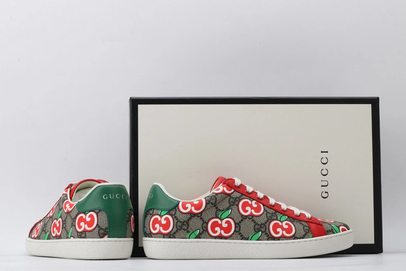 GUCCI  SNEAKER