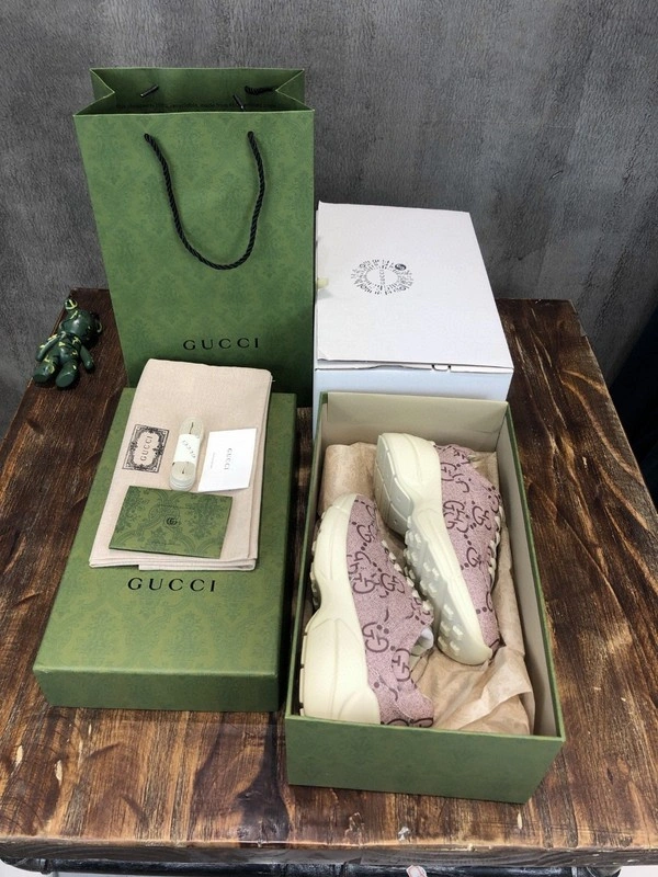 GUCCI  SNEAKER