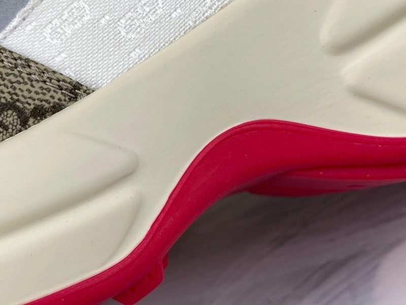 GUCCI  SNEAKER