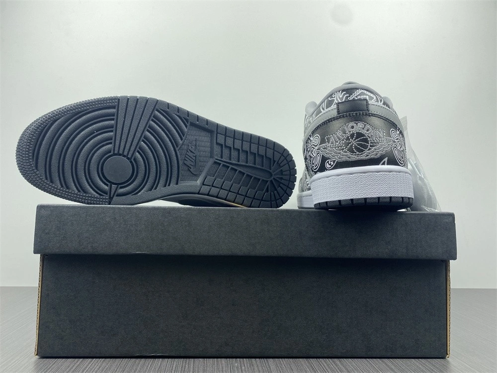 Jordan 1 Low Black White Grey - 553558-040