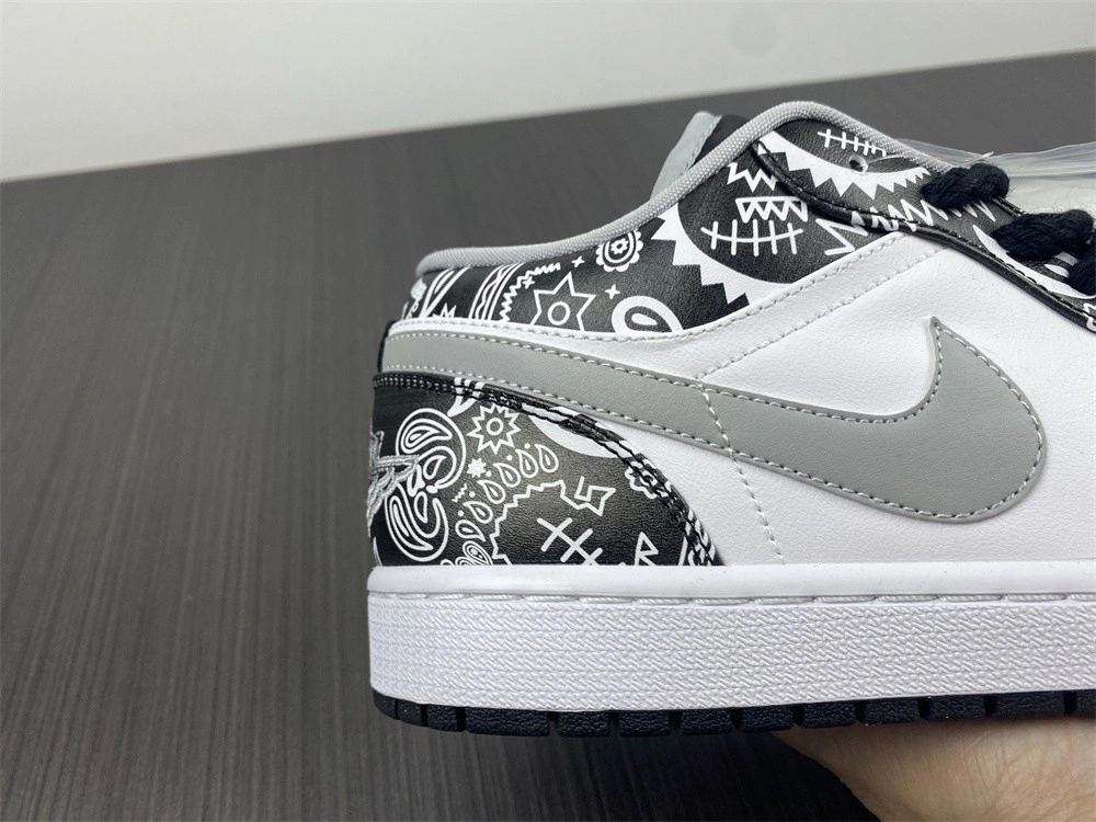 Jordan 1 Low Black White Grey - 553558-040