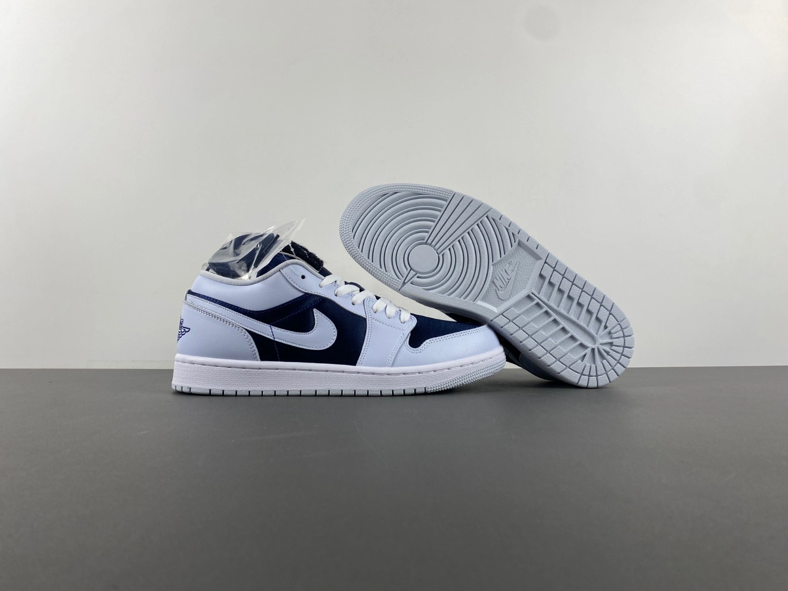 Jordan 1 Low SE Football Grey White Gym Red Midnight FZ8778-044