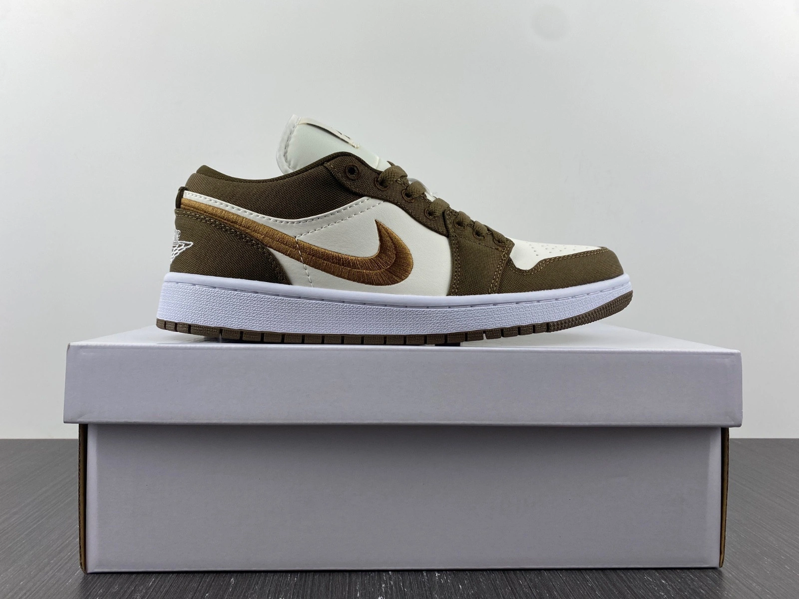 Jordan 1 Low SE Light Olive (W) - DV0426-301