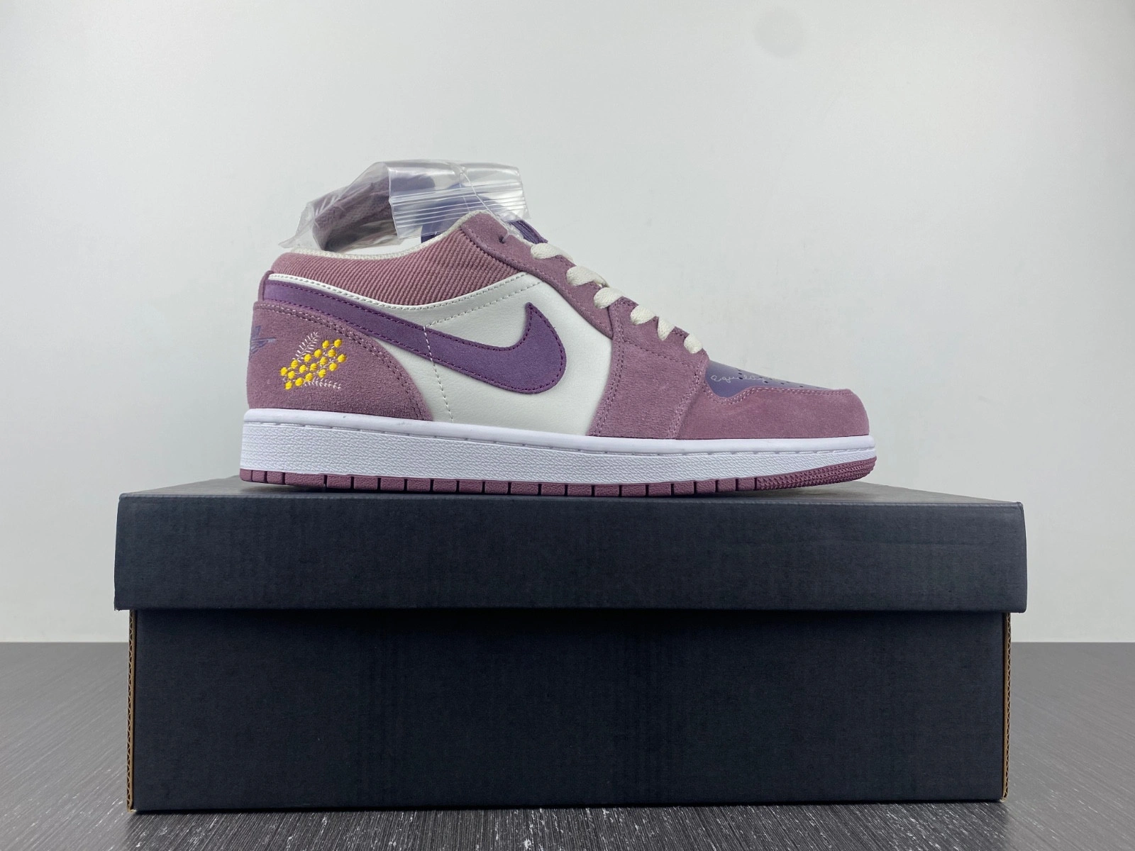 Jordan 1 Low Unity (W) - DR8057-500