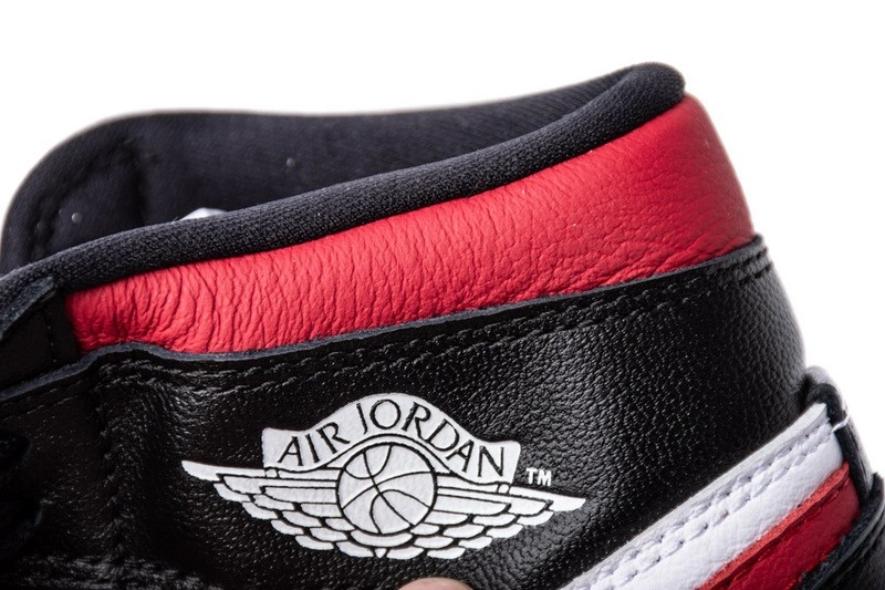 Jordan 1 Retro High Black Gym Red  555088-061