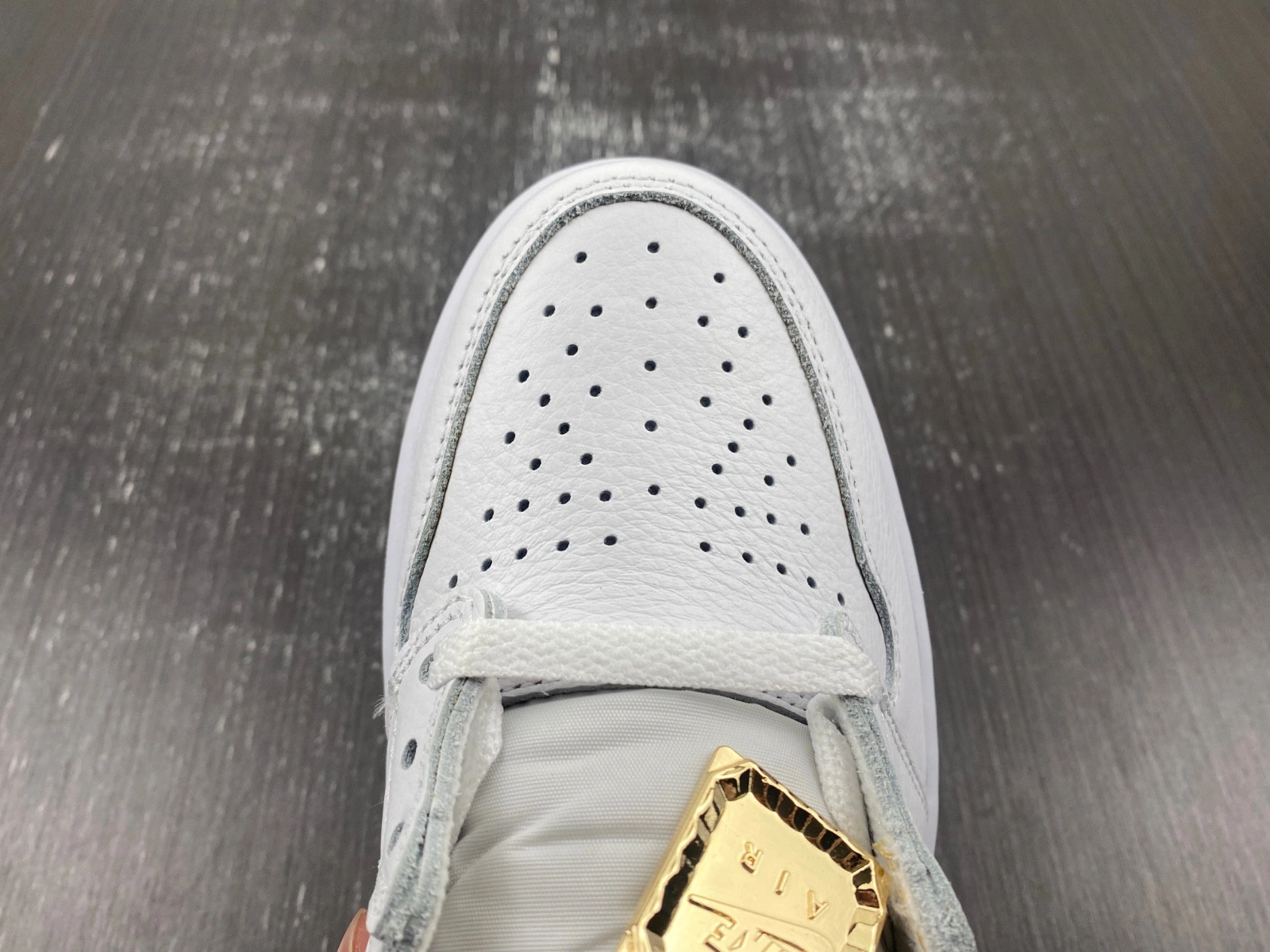 Jordan 1 Retro High OG Metallic Gold (Women's)  FD2596-107