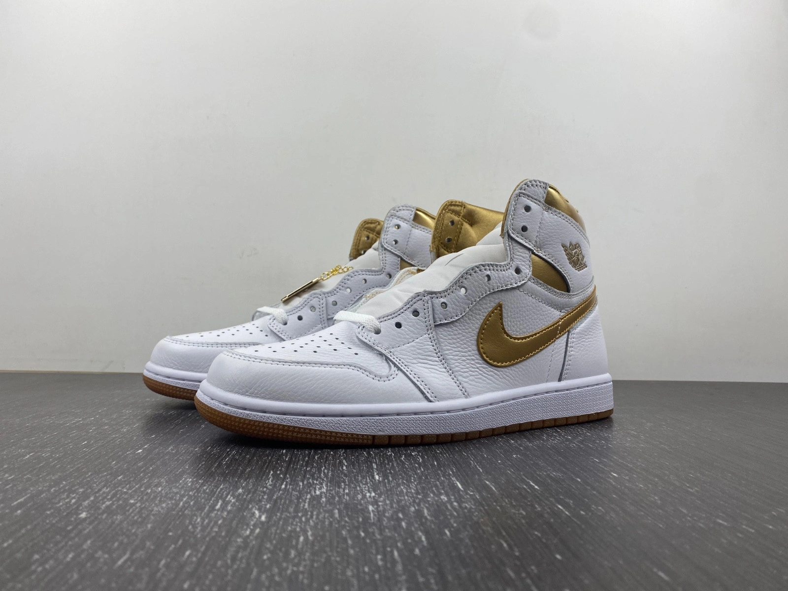 Jordan 1 Retro High OG Metallic Gold (Women's)  FD2596-107