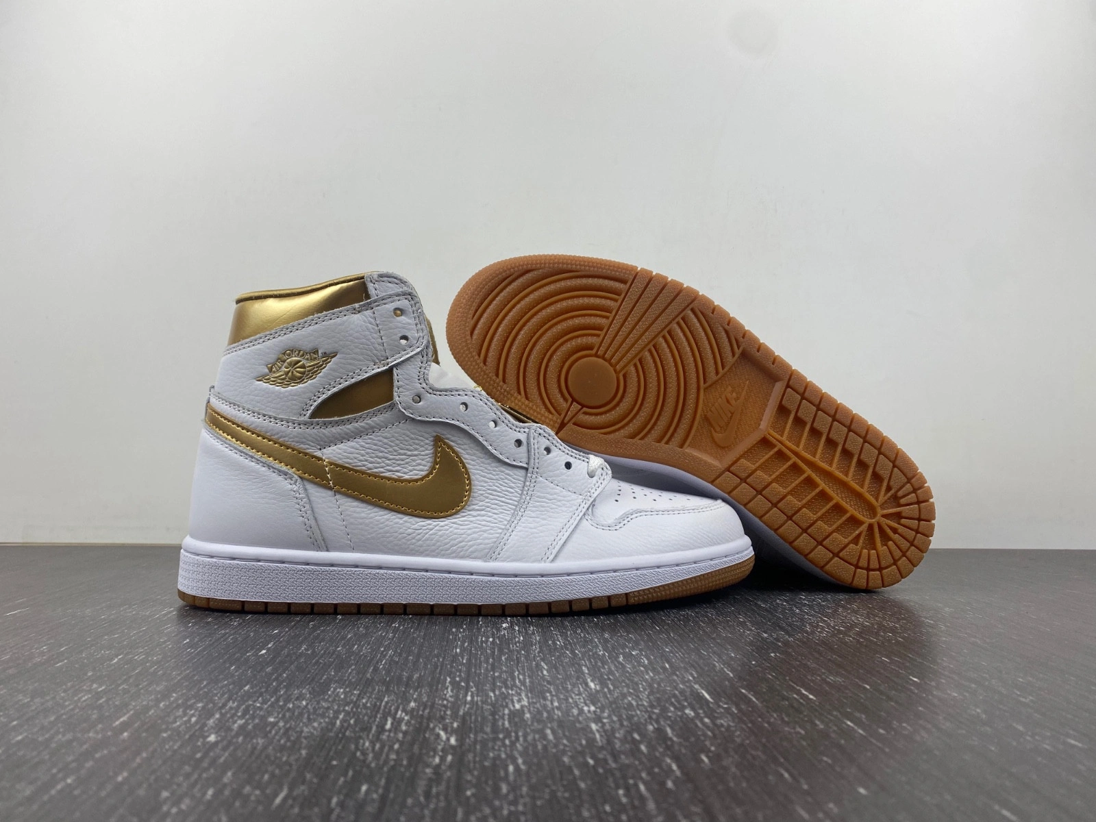 Jordan 1 Retro High OG Metallic Gold (Women's)  FD2596-107