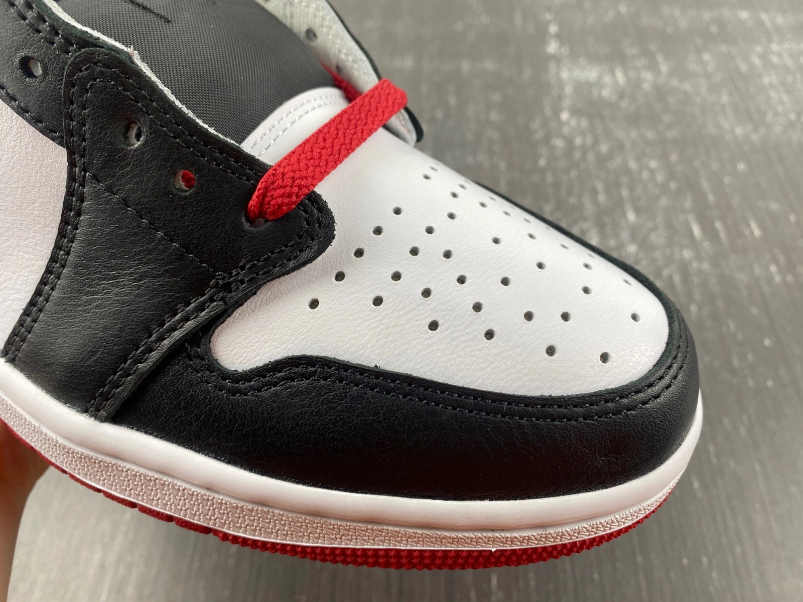 Jordan 1 Retro Low OG Black Toe - CZ0790-106