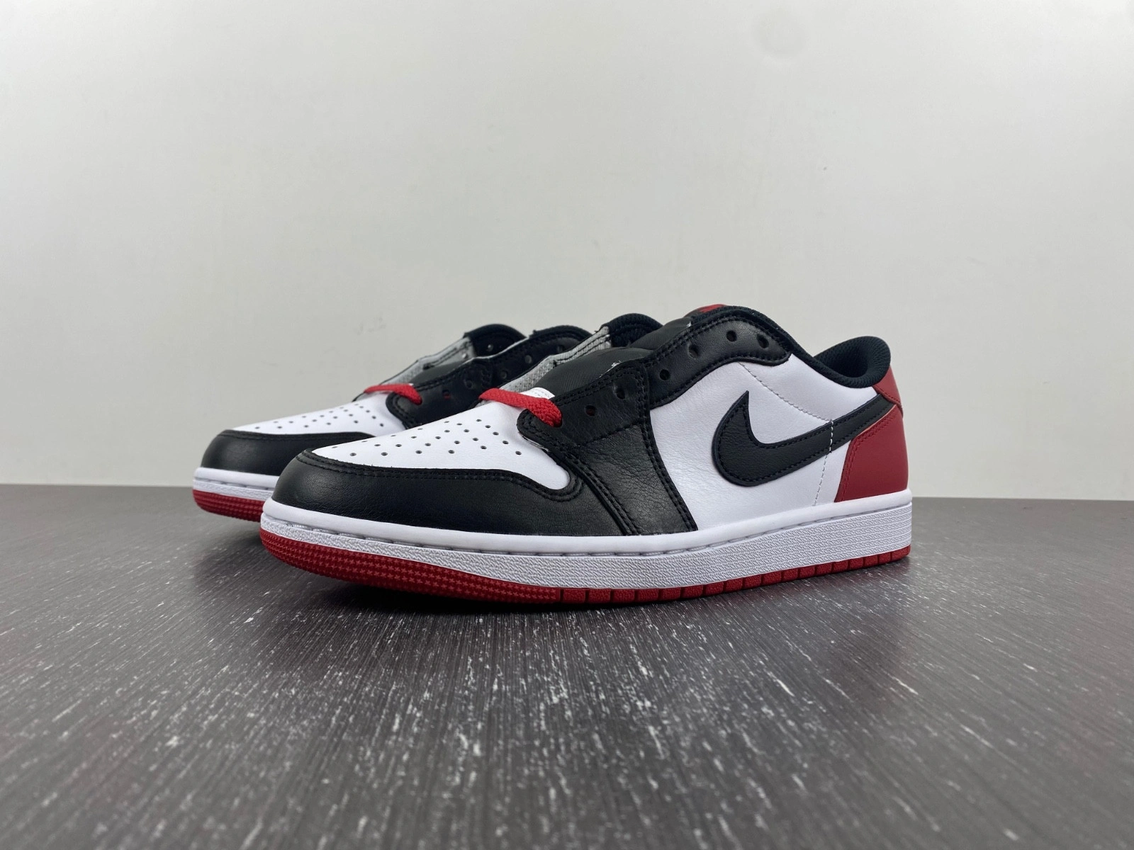 Jordan 1 Retro Low OG Black Toe - CZ0790-106