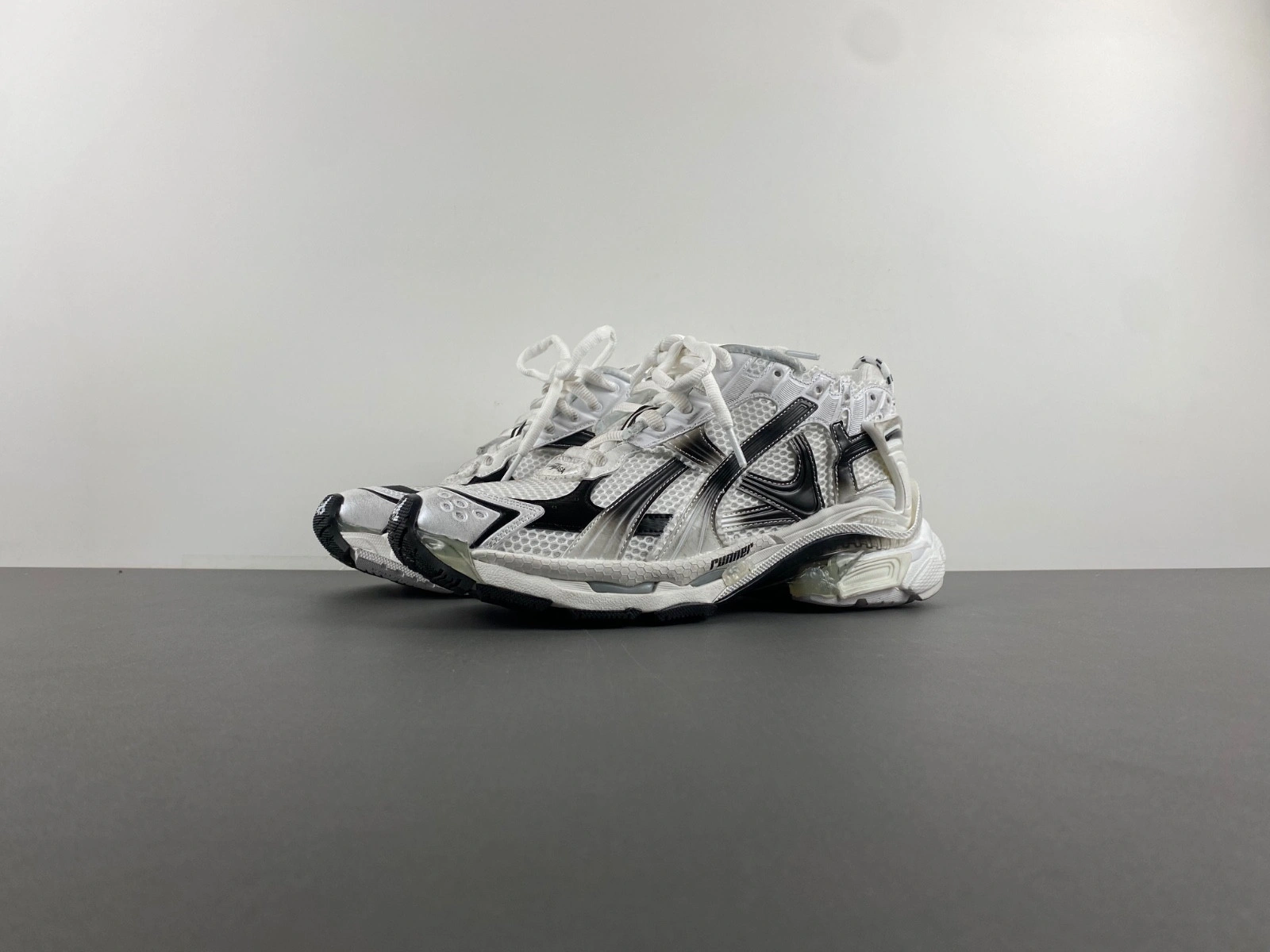 Men's Runner Gradient Sneaker in White black