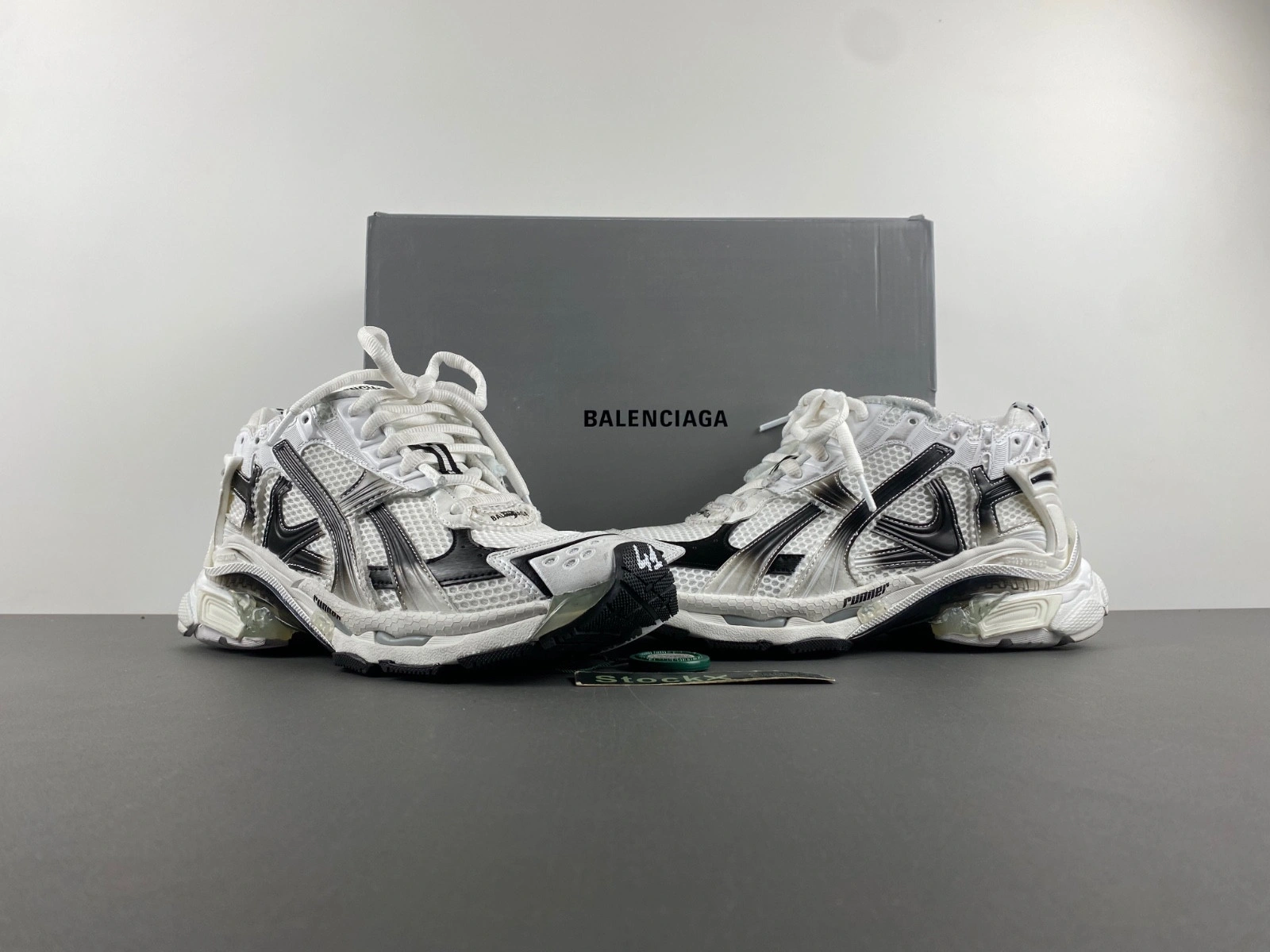 Men's Runner Gradient Sneaker in White black