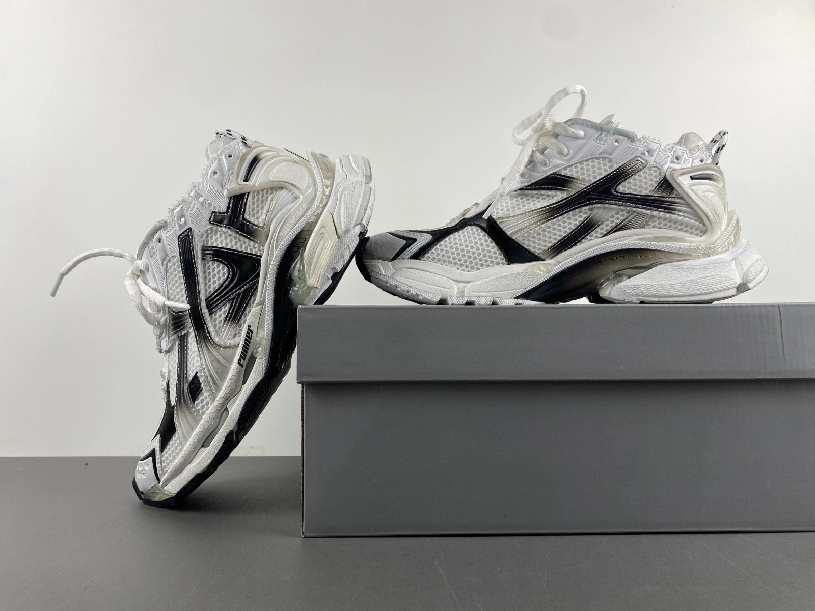 Men's Runner Gradient Sneaker in White black