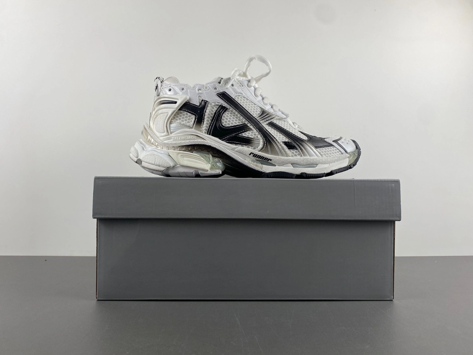 Men's Runner Gradient Sneaker in White black
