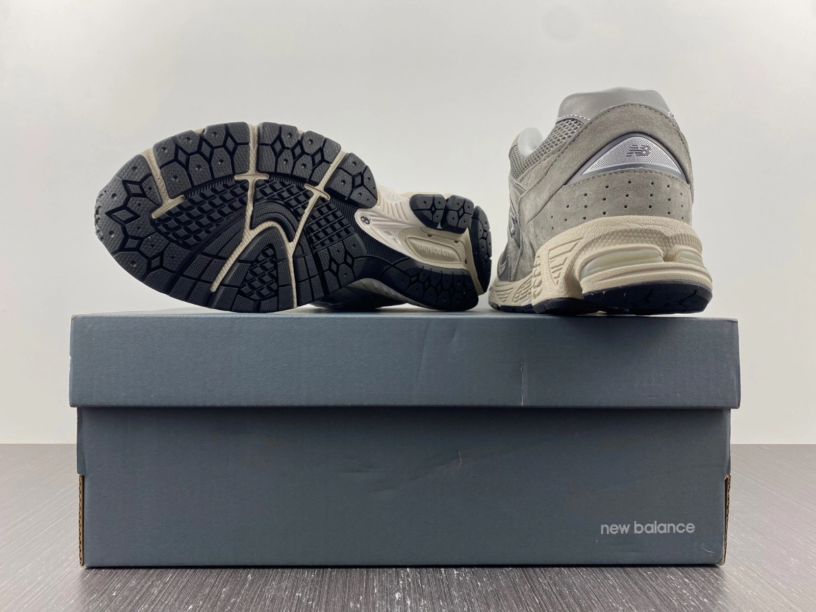 New Balance 2002R Marblehead Light Aluminum  ML2002RC